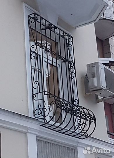 Кованые решетки на окна N 1209 с местом для цветов