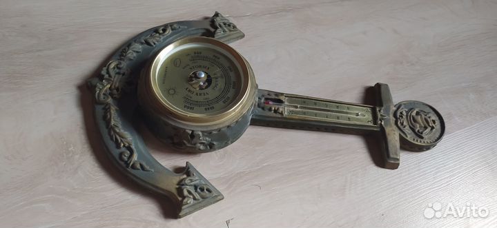 Барометр настенный