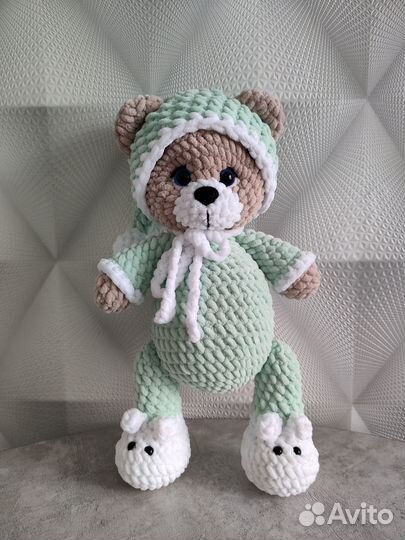 Вязаный медвежонок в пижаме ручная работа