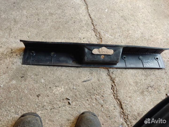 Накладка замка багажника Ford Focus 1 седан 2.0I