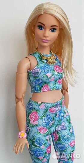 Barbie Curvy на пышном теле looks