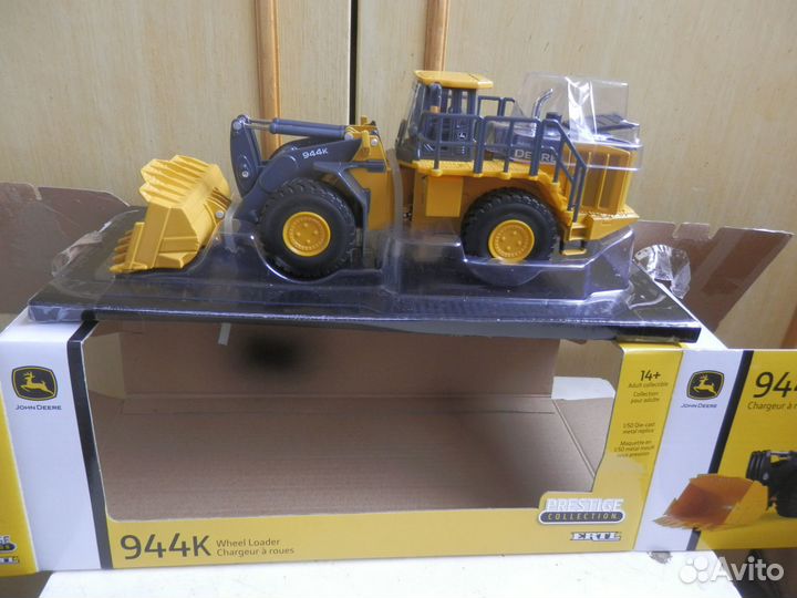 Игрушка-модель фронтал. погрузчик John Deere 944К