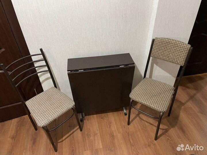 Стол и стулья