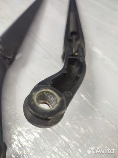 Правый поводок дворника Volvo S60