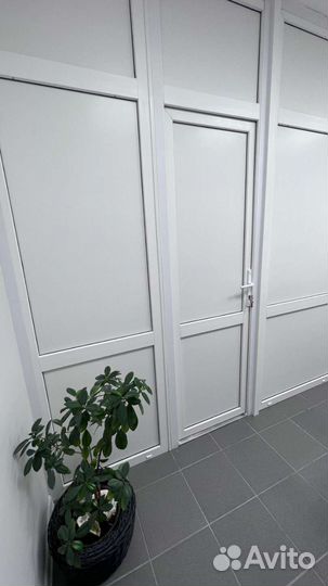 Пластиковая перегородка с дверью