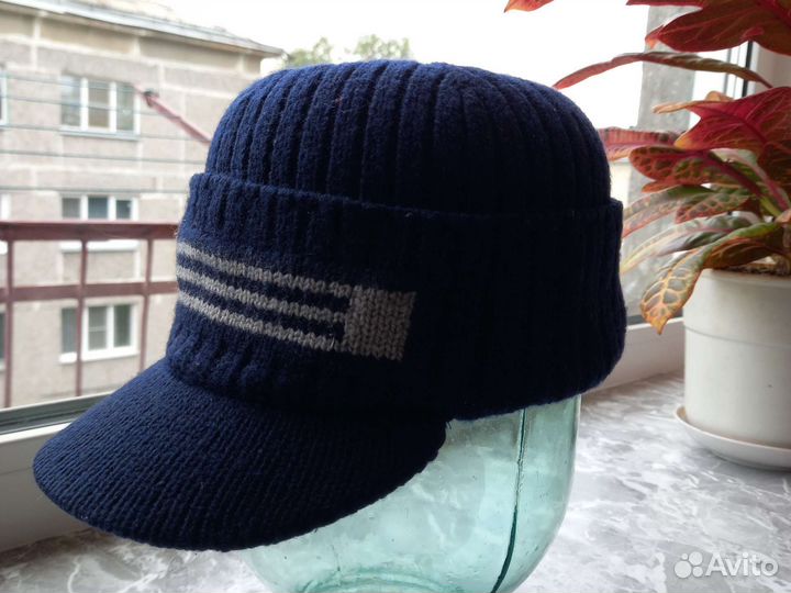 Шапки много