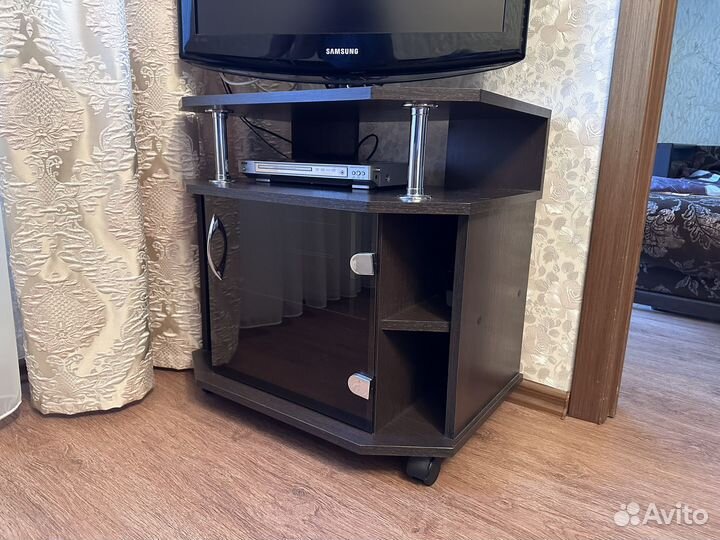 Стол и тумбочка