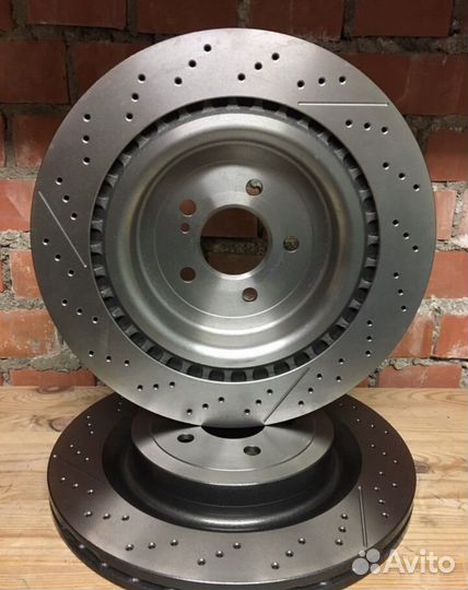 Тормозные диски Brembo на Mercedes
