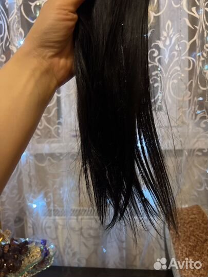 Волосы на заколках черные