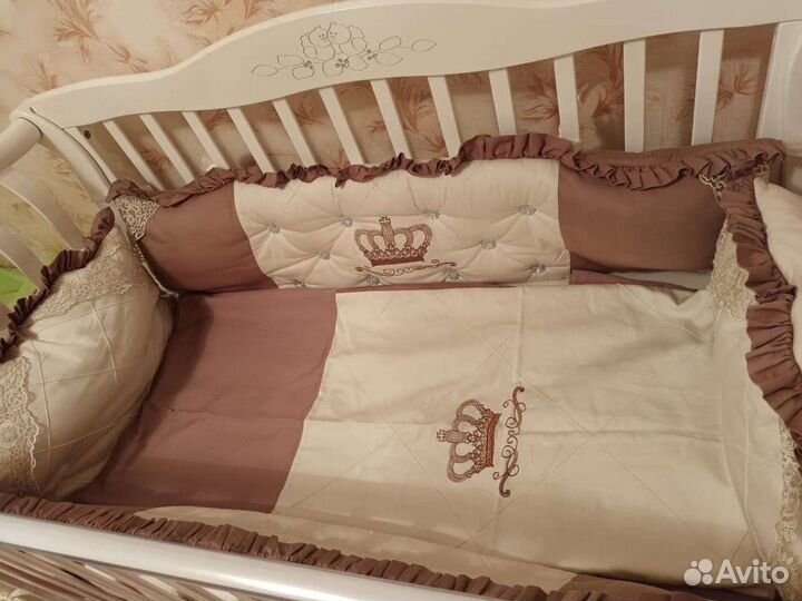 Детская кроватка с маятником и ящиком