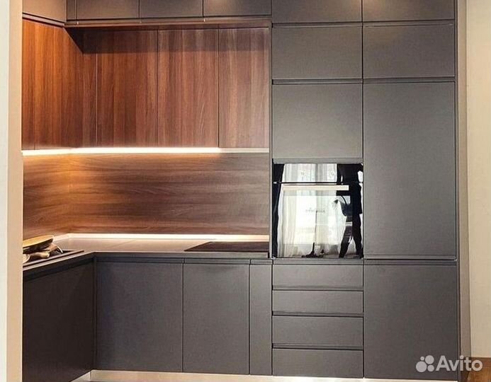 Кухня под потолок с островом