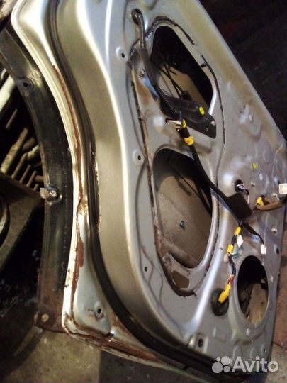 Задняя левая дверь тойота прадо 120