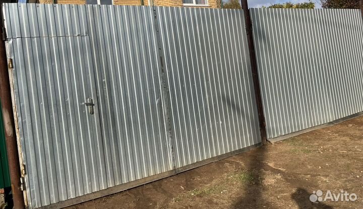 Ворота распашные с калиткой из профнастила. Б/у
