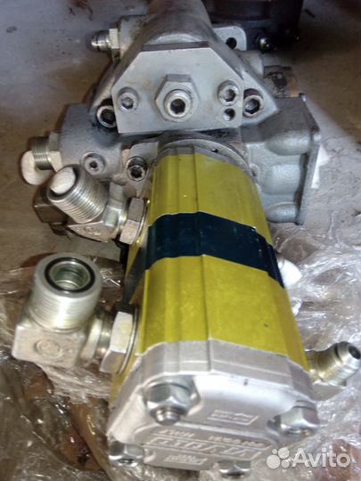 Гидравлический насос Hitachi EX-75