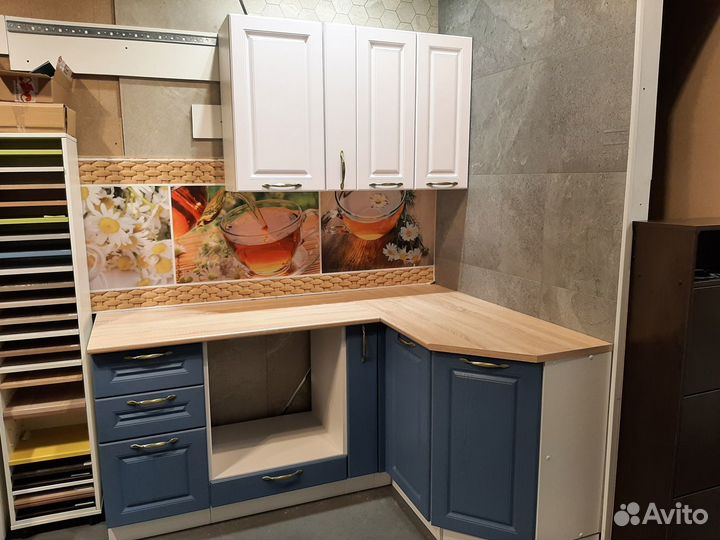 Кухня угловая 1,75*1,35 м синий/белый древесный