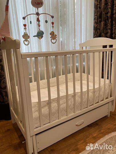 Детская кроватка с маятником