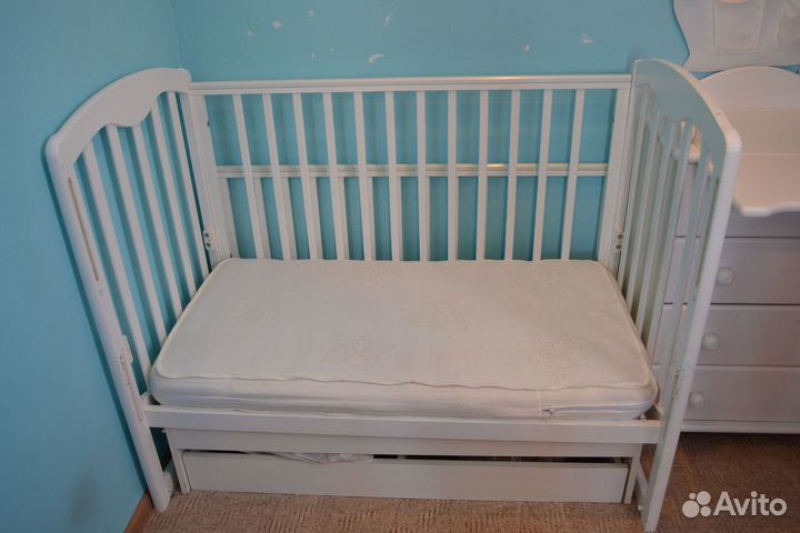 Детская кроватка и пеленальный комод