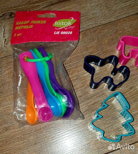 Формы для печенья и мерные ложки