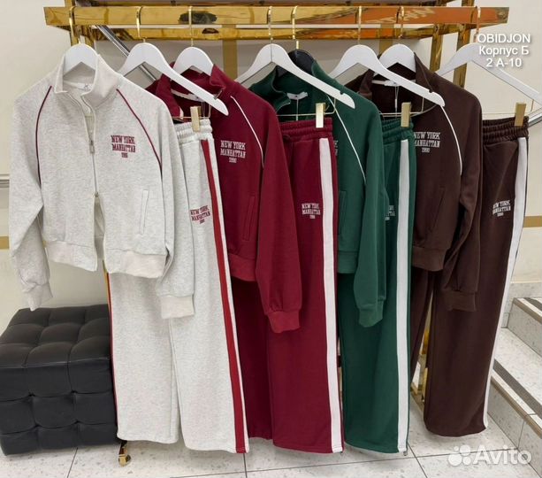 Раскошный с портивный костюм трëх нитка