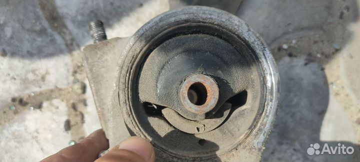 Подушка двигателя передняя левая Toyota Vista SV30