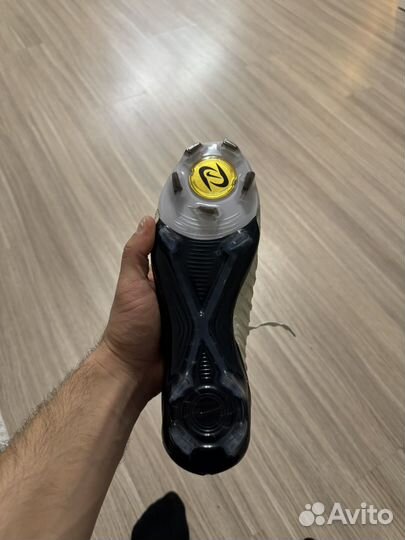 Футбольные бутсы nike