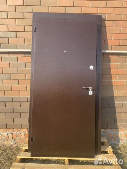 Дверь входная металлическая. Для частного дома