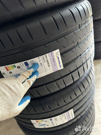 Michelin Pilot Sport 4 S 265/35 R20 и 295/30 R20