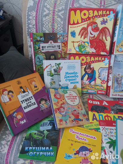 Большая коллекция книг и пазлов