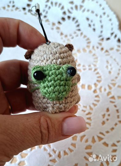 Капибара брелок вязаный с шапочкой и рюкзачком