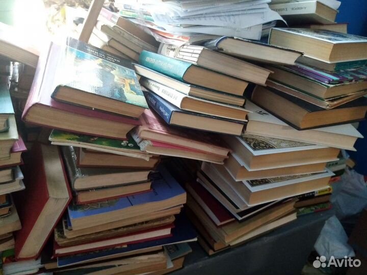 Книги, газеты, журналы, учебники много