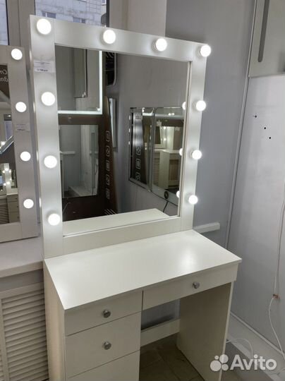 Гримерное зеркало с лампочками