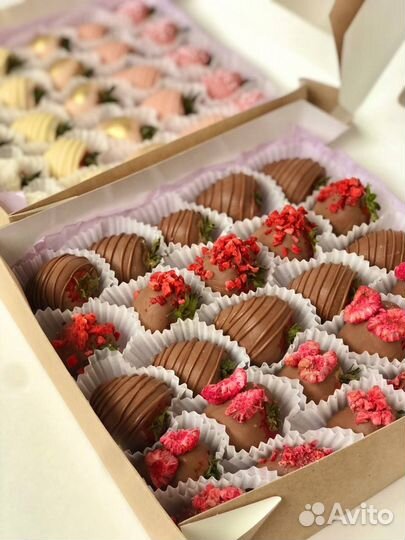 Букет из клубники в шоколаде с цветами в Самаре