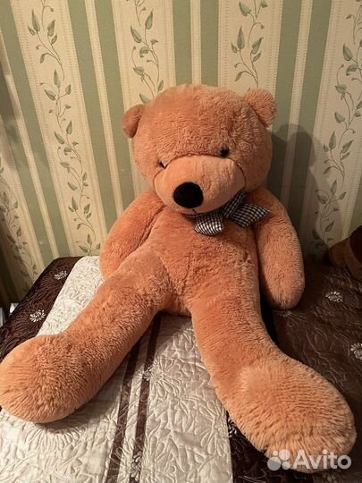 Большой игрушечный медведь