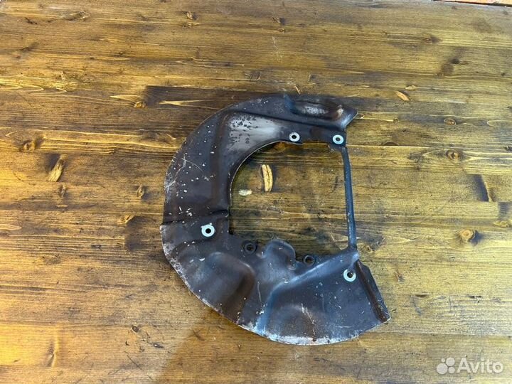Пыльник кожух тормозного диска передний правый Bmw