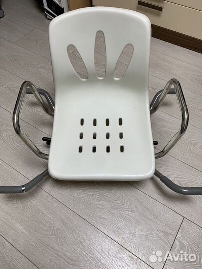 Поворотное кресло-стул в ванную