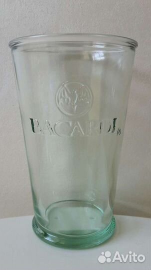 Стаканы, бокалы, кружки, бутыли, графин