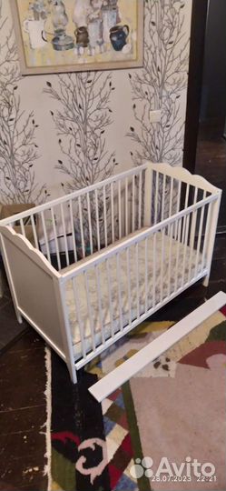 Кроватка Икеа для новорожденных и одежда бонусом
