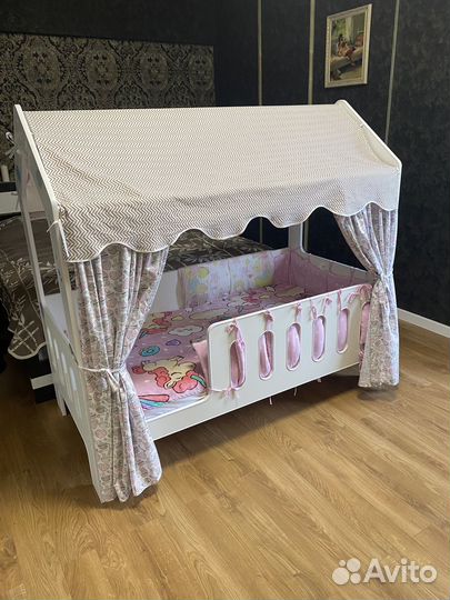 Детская кроватка домик