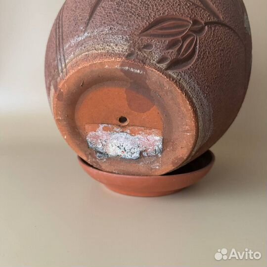 Керамический цветочный горшок коричневого цвета