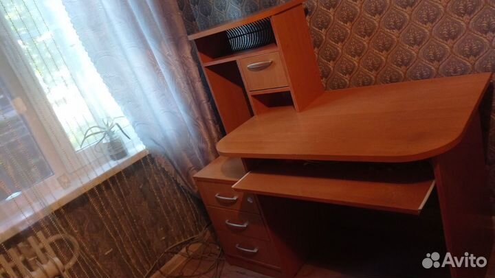 Продам Компьютерный стол б/у 2500,торг