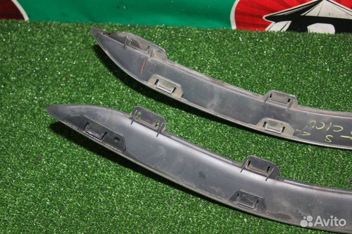 Молдинг бампера передний правый Toyota Avensis