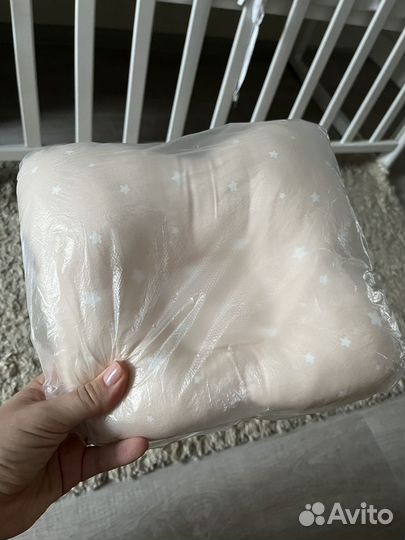 Анатомическая подушка для детской кроватки