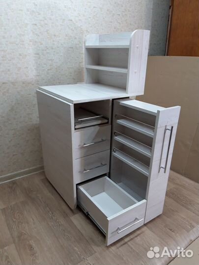 Маникюрный стол с полкой для лаков