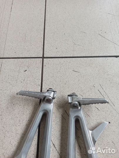 Задняя подножка с кронштейном Honda cbr 1000 rr