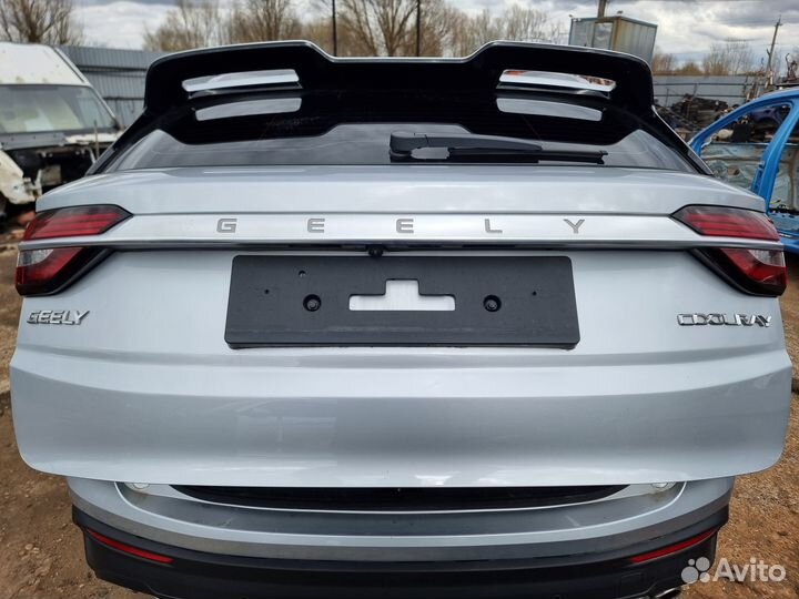 Крышка дверь багажника Geely Coolray серая в сборе