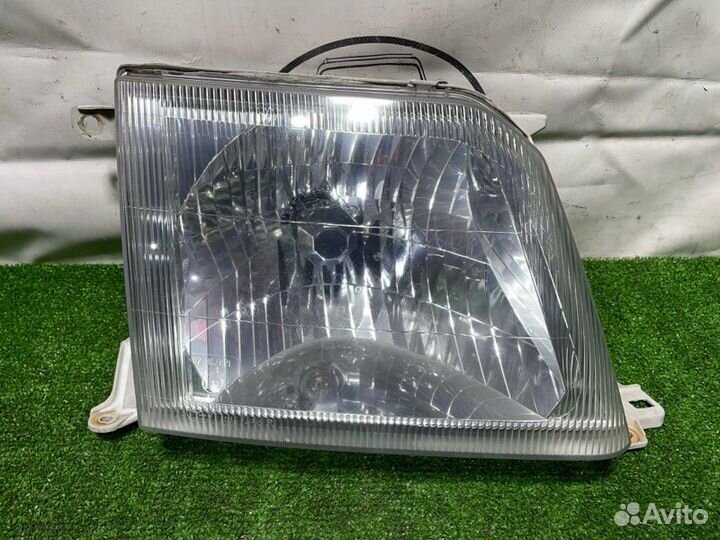 Фара галогеновая передняя правая Toyota Land