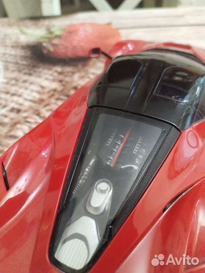 Машинка Ferrari на пульте управления