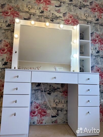 Туалетный столик с зеркалом