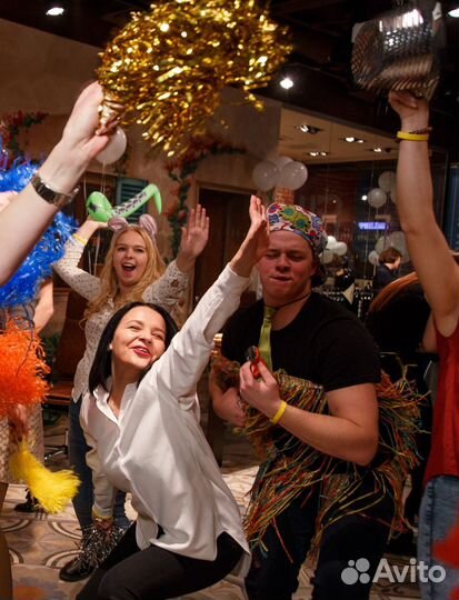 Ведущий диджей DJ с оборудованием