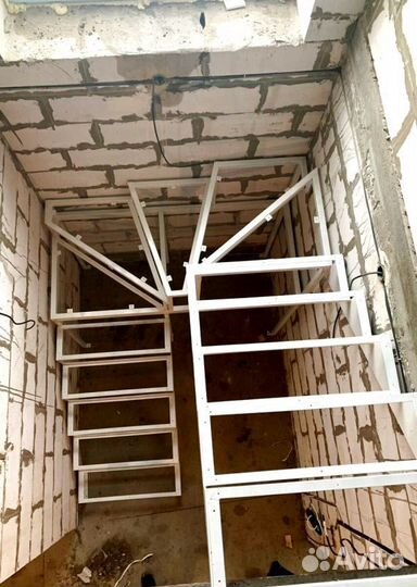 Г-образная лестница с поворотом